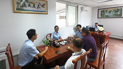 林森易潔門-與客戶談事喝茶